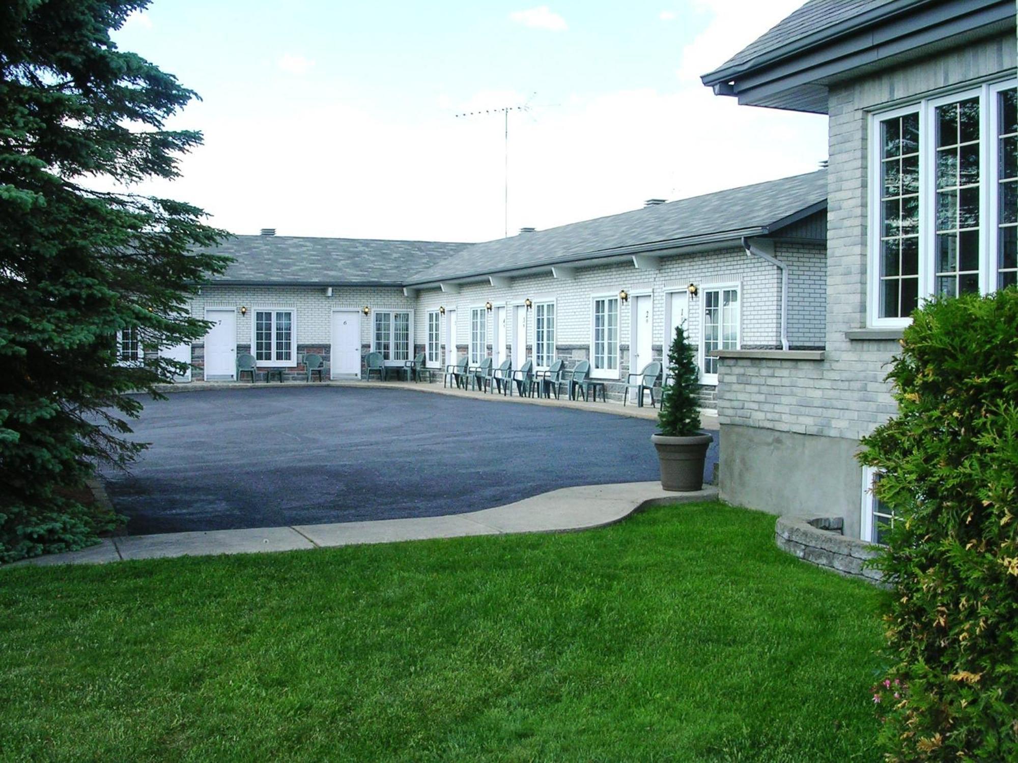 Motel Au P'Tit Sapin Mirabel Dış mekan fotoğraf
